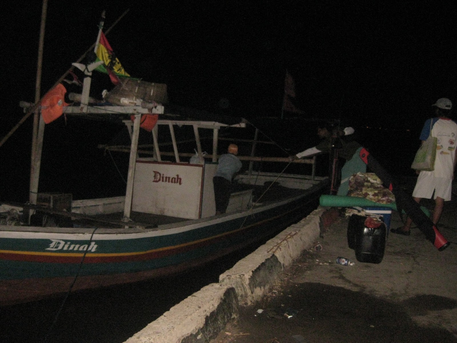 Perlengkapan yang diperlukan di kapal ketika memancing di malam hari