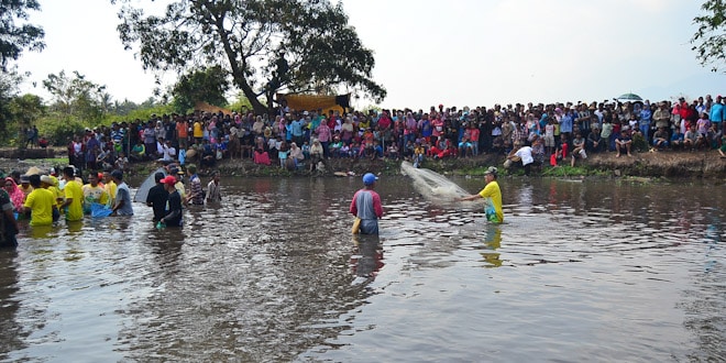 Ngagurah Dano : Tradisi Unik Menjaring Ikan