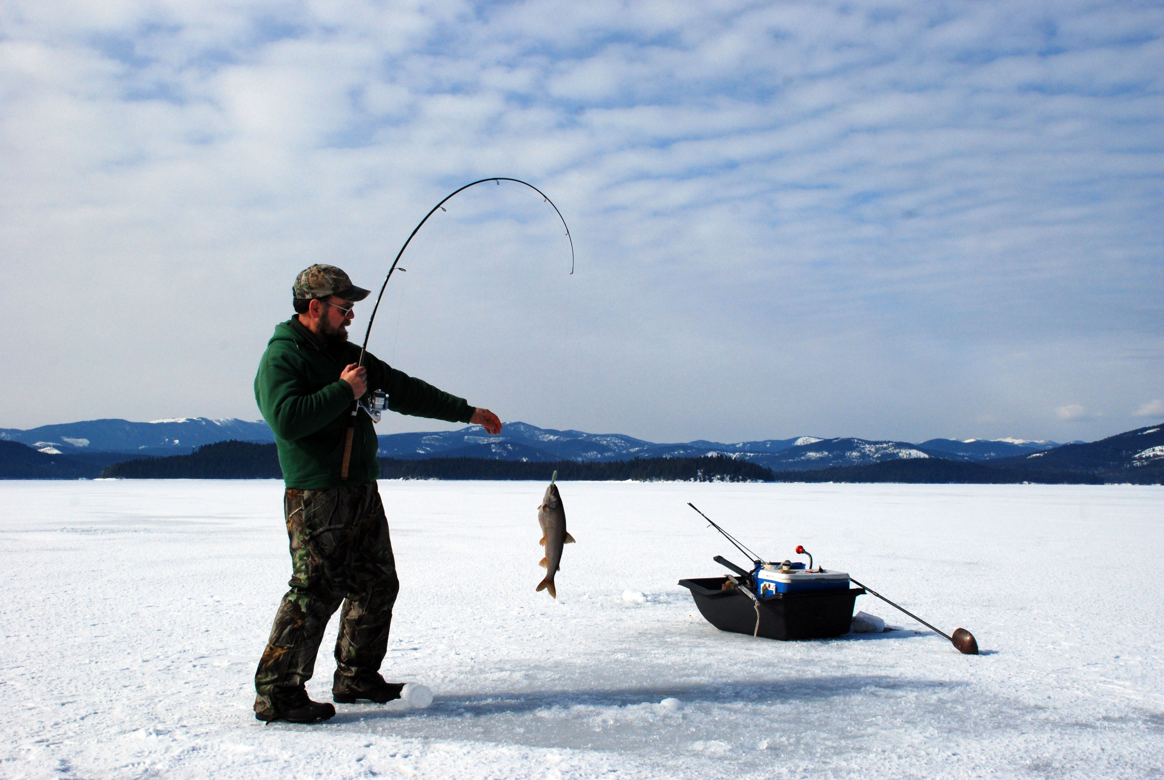 Ice Fishing Sensasi Memancing Ikan di Musim Dingin